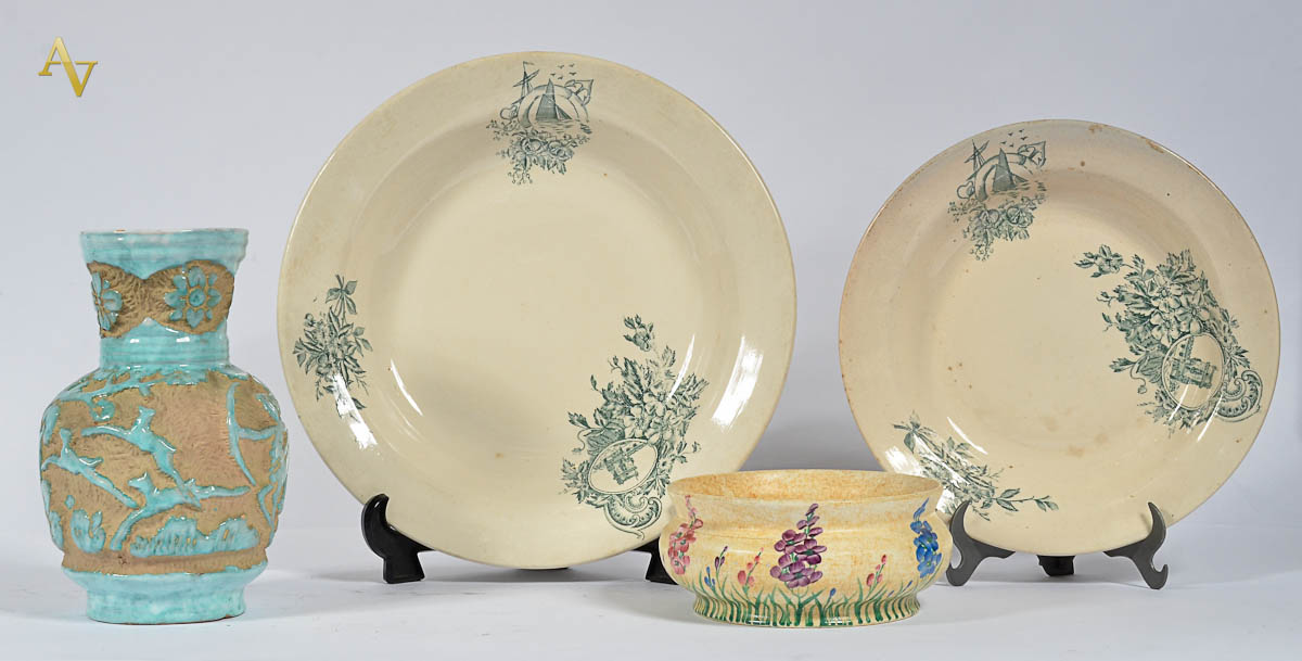 Diversas peças de faiança, sendo duas travessas portuguesas SACAVEN...