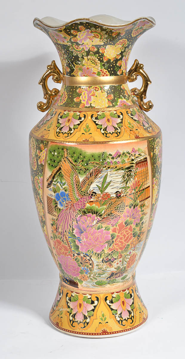 Vaso de porcelana japonesa decorado com pássaros e flores em...