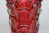 Vaso de murano italiano na cor rubi. Década de ... - Vaso de murano italiano na cor rubi. Década de 60. Altura 29 cm.
