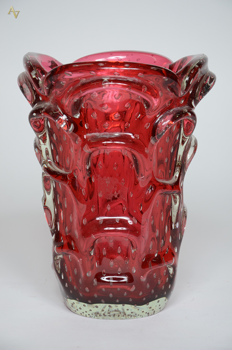 Vaso de murano italiano na cor rubi. Década de 60. Altura 29 cm.