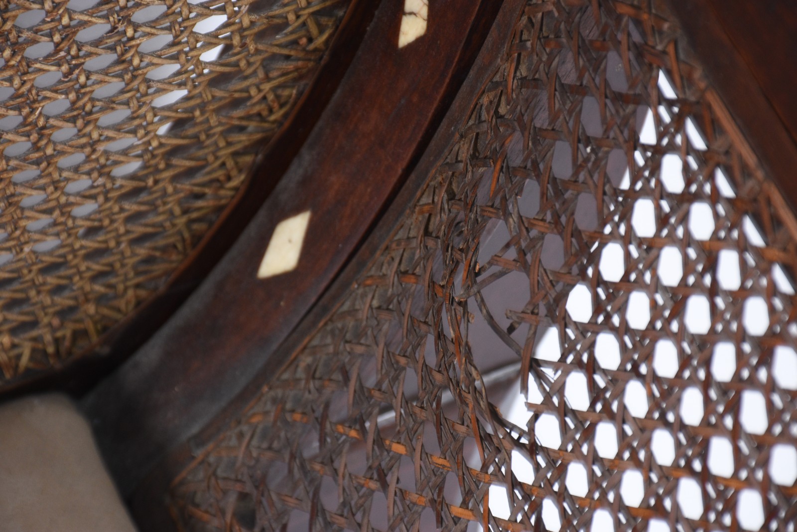 Elegante e antigo canapé de madeira nobre com incrustações, laterais... - foto 10 de 10