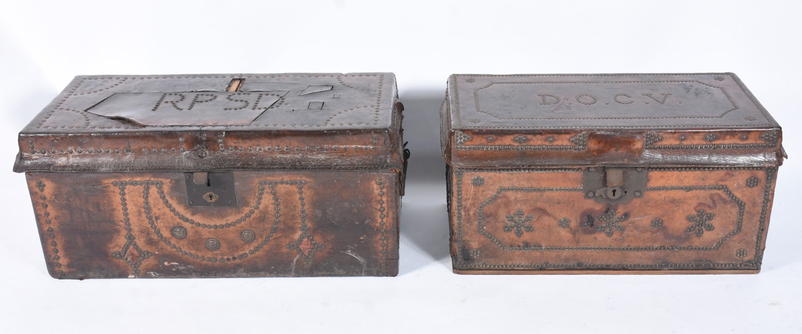Dois antigos baús de couro com tacheados. Um deles com a tampa solta... - foto 2 de 11