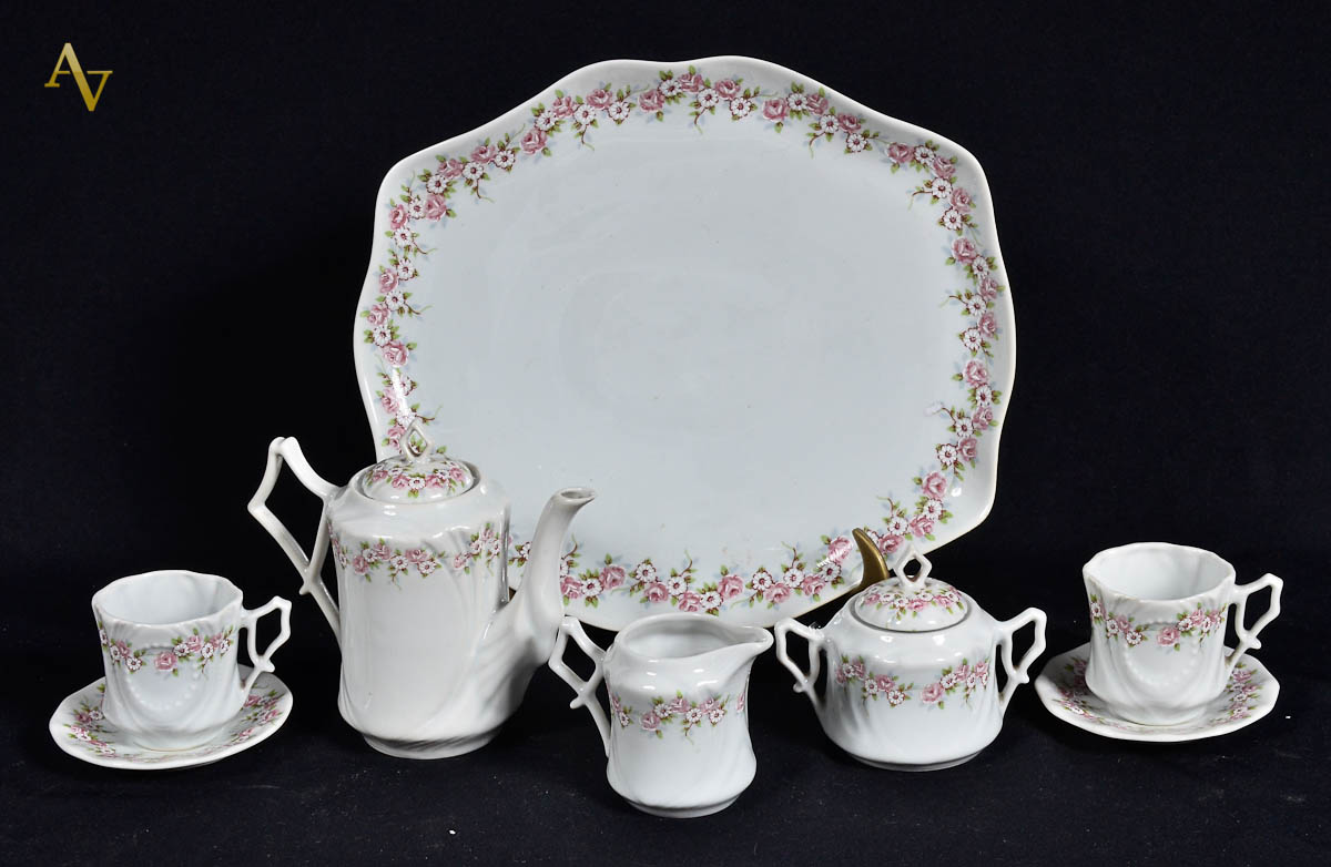 Tête-à-tête em porcelana branca, decoração floral, contendo 6 peças.
