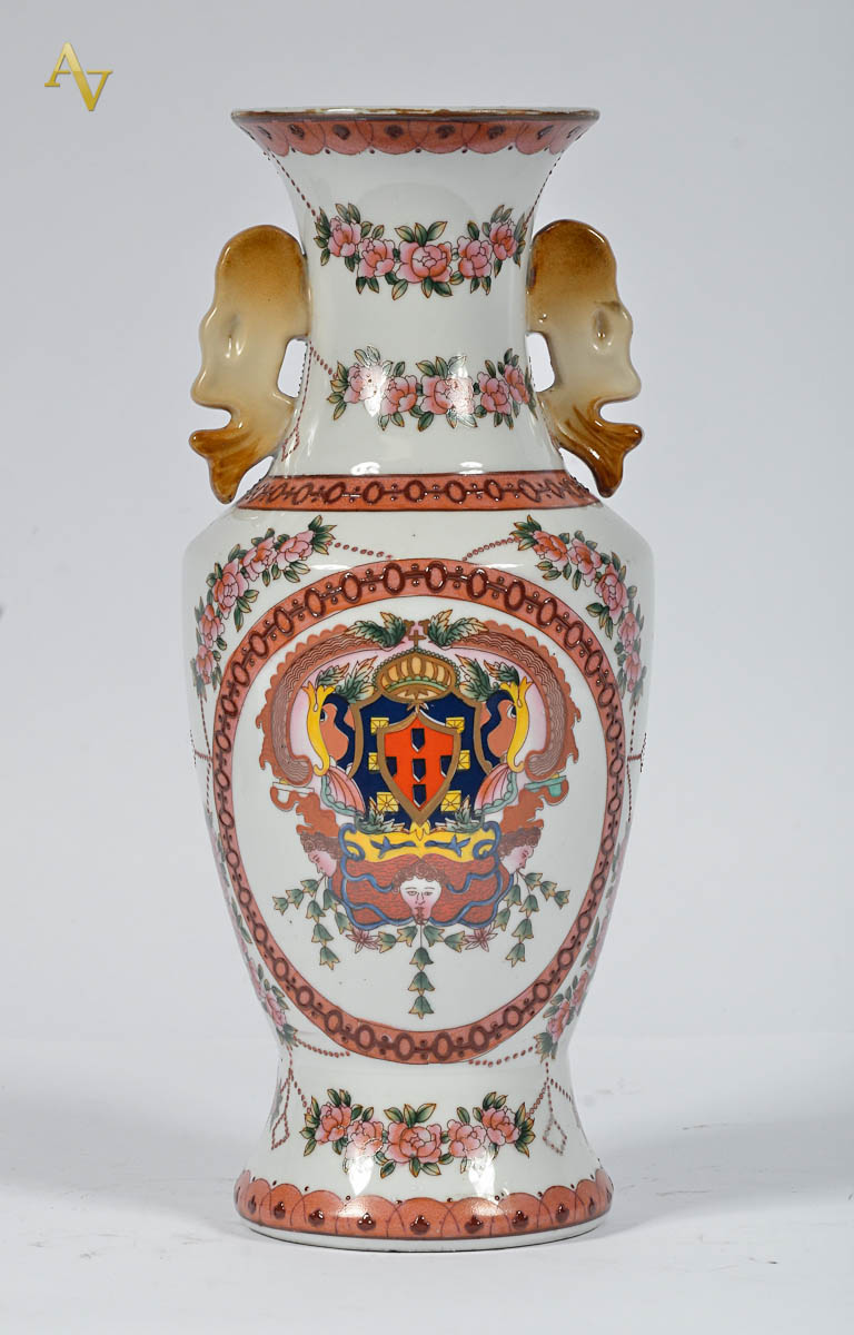 Vaso de porcelana decorada c/guirlanda e brazão em policromia. Alt...