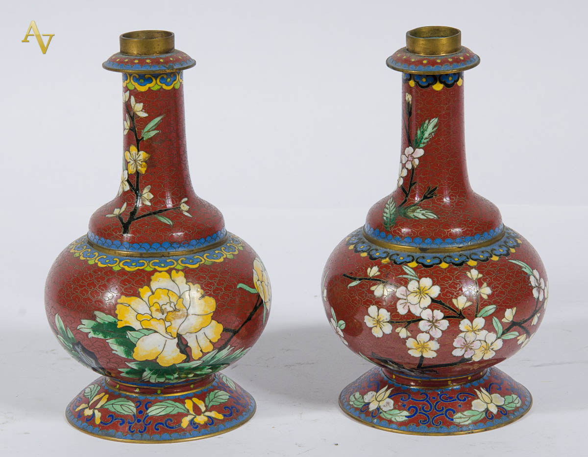 Par de castiçais em cloisone. Alt. 22 cm.