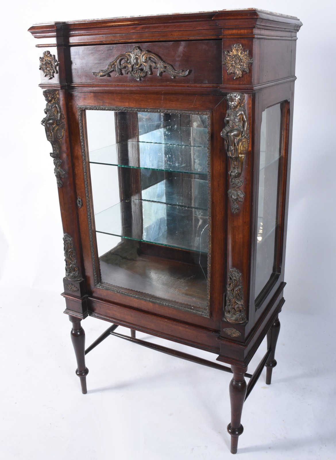 Vitrine de madeira nobre, porta e laterais de vidro encimada por... - foto 1 de 8