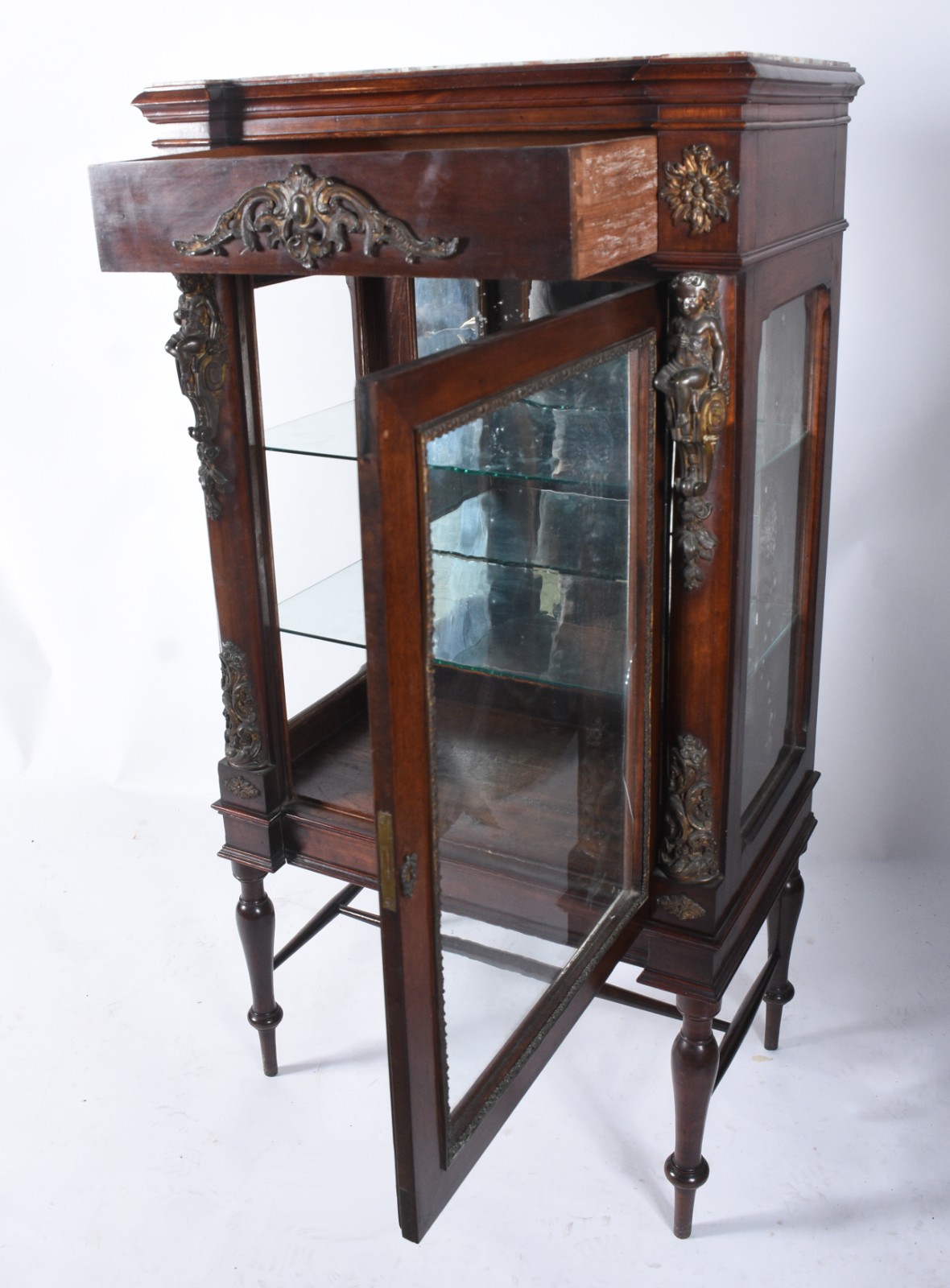 Vitrine de madeira nobre, porta e laterais de vidro encimada por... - foto 2 de 8