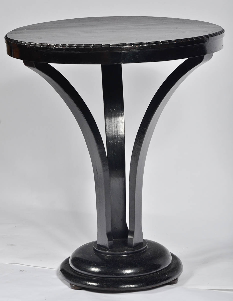 Mesa redonda ART DECO de madeira nobre pintada na cor preta. Diam. 59...
