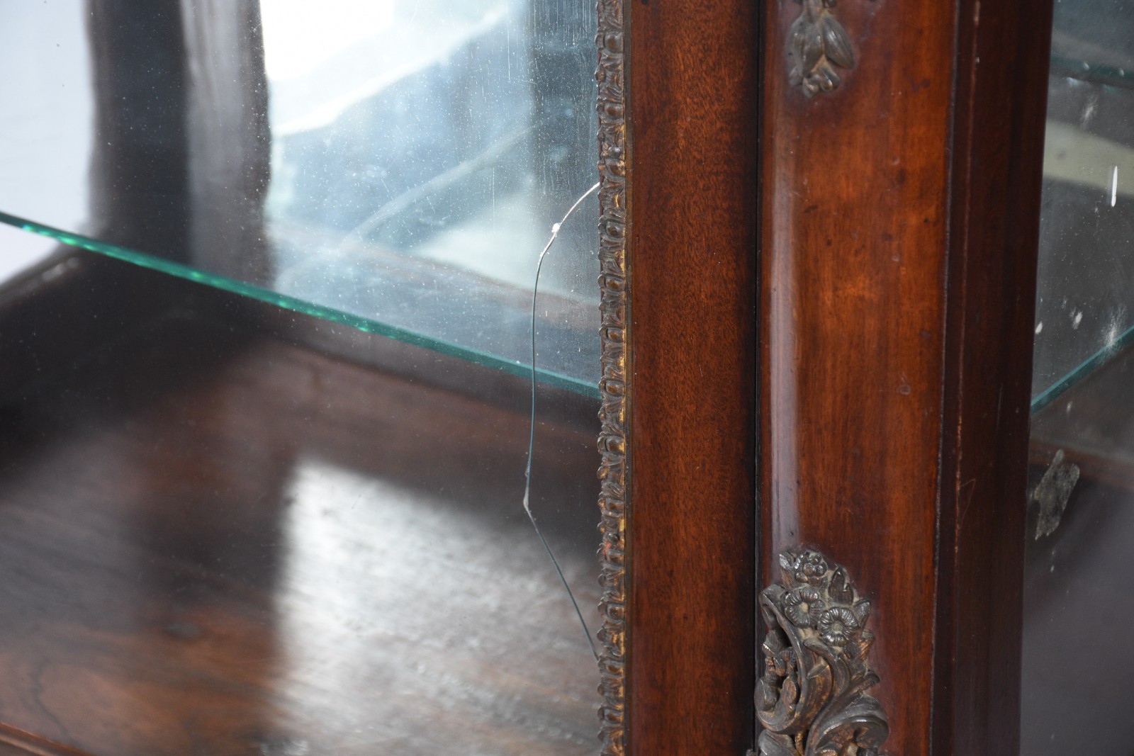 Vitrine de madeira nobre, porta e laterais de vidro encimada por... - foto 4 de 8