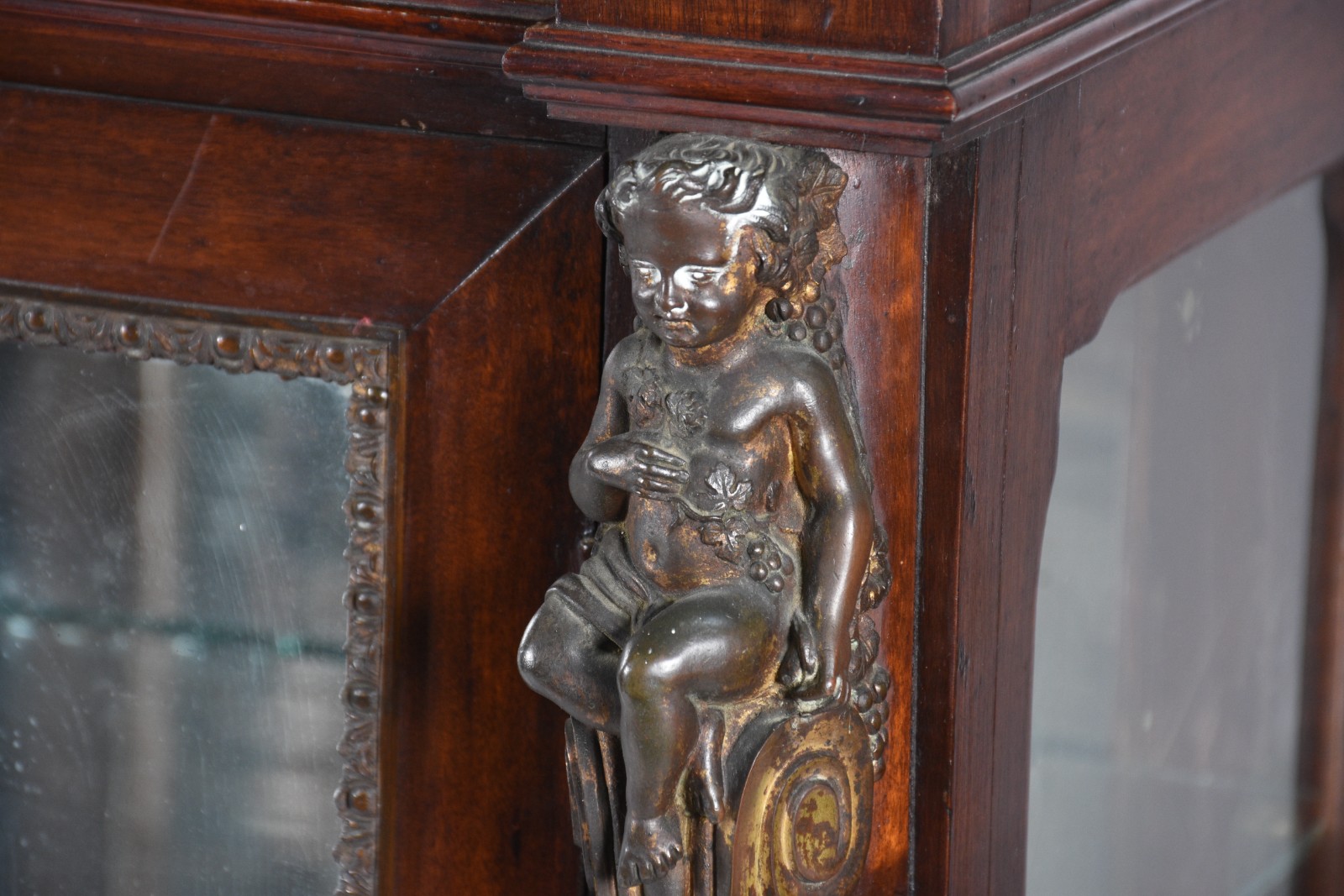 Vitrine de madeira nobre, porta e laterais de vidro encimada por... - foto 8 de 8