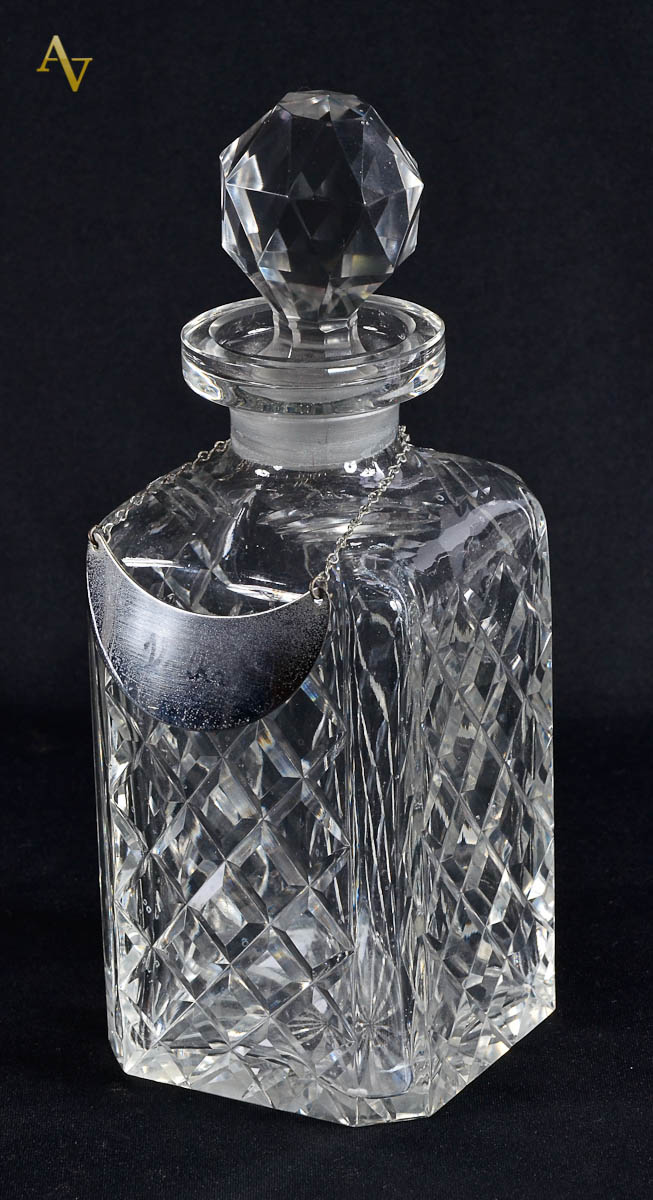 Garrafa para whisky de cristal lapidado. Alt. 23 cm.