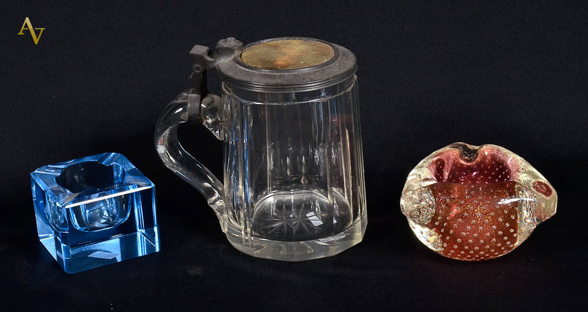 Tres peças diversas, sendo uma caneca de cristal com tampa de pewter...