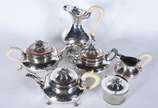 Ralaine, Paris,  - Elegante baixela francesa para chá e cafe de metal prateado, alças em marfim/osso, composto de 7 peças, sendo: 3 bules, leiteira, açucareiro, manteigu