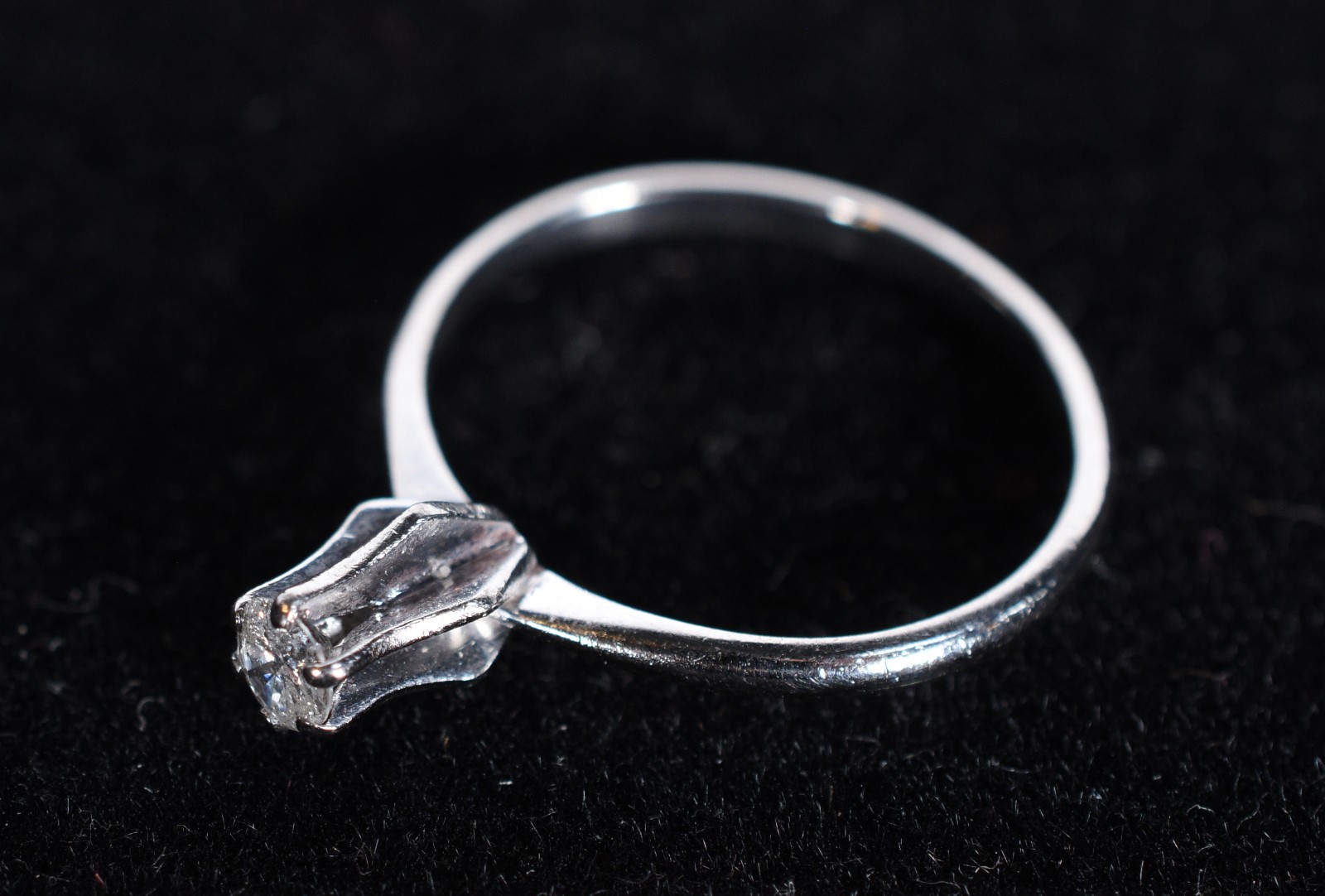 Solitário de ouro branco com um brilhante de 0,20 ct, aro 16 (Por... - foto 1 de 6