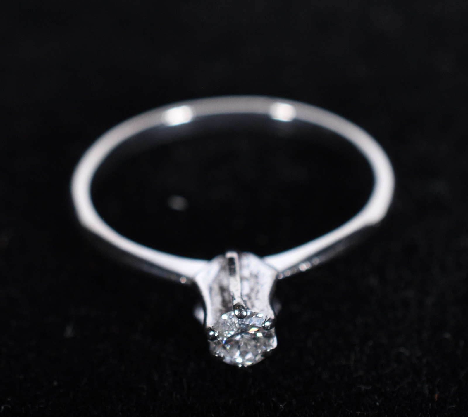 Solitário de ouro branco com um brilhante de 0,20 ct, aro 16 (Por... - foto 2 de 6