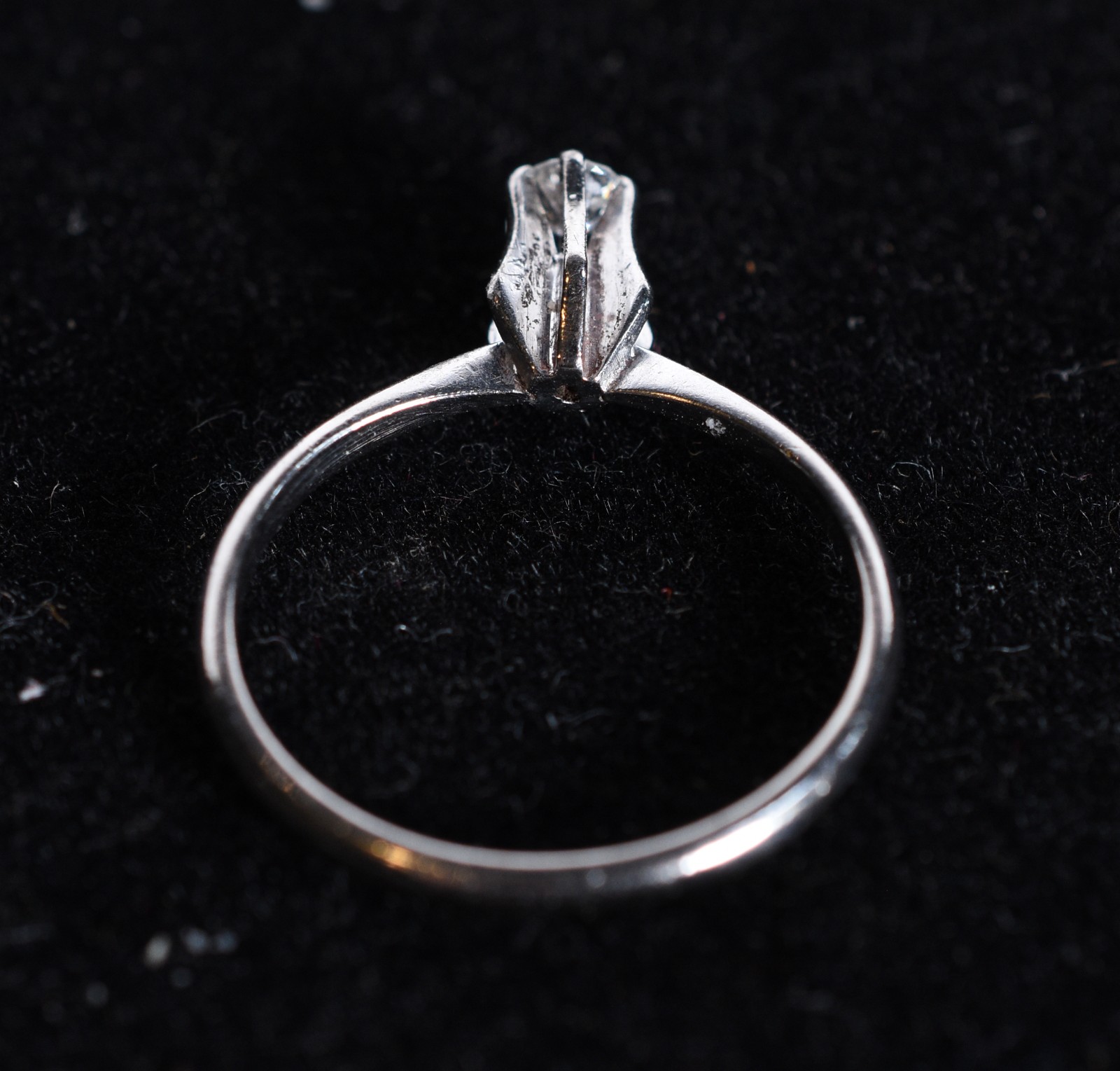 Solitário de ouro branco com um brilhante de 0,20 ct, aro 16 (Por... - foto 3 de 6