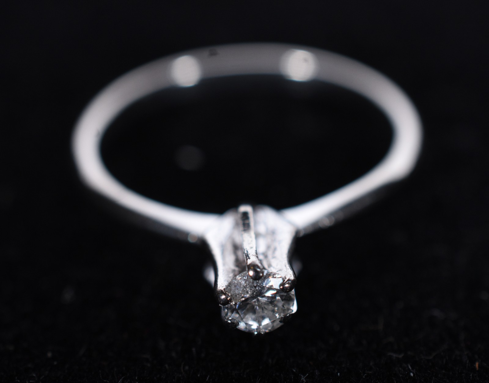 Solitário de ouro branco com um brilhante de 0,20 ct, aro 16 (Por... - foto 4 de 6