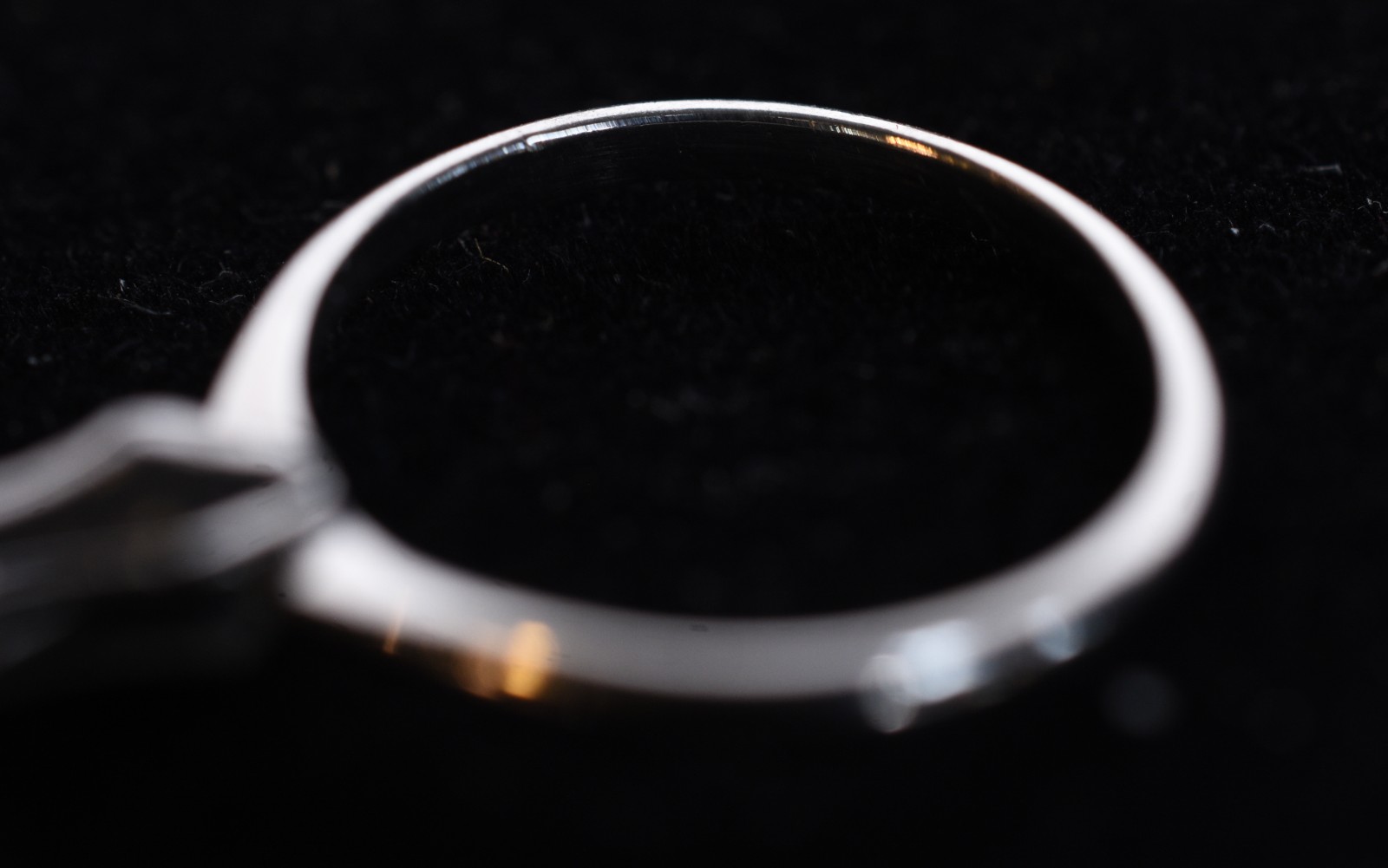 Solitário de ouro branco com um brilhante de 0,20 ct, aro 16 (Por... - foto 5 de 6