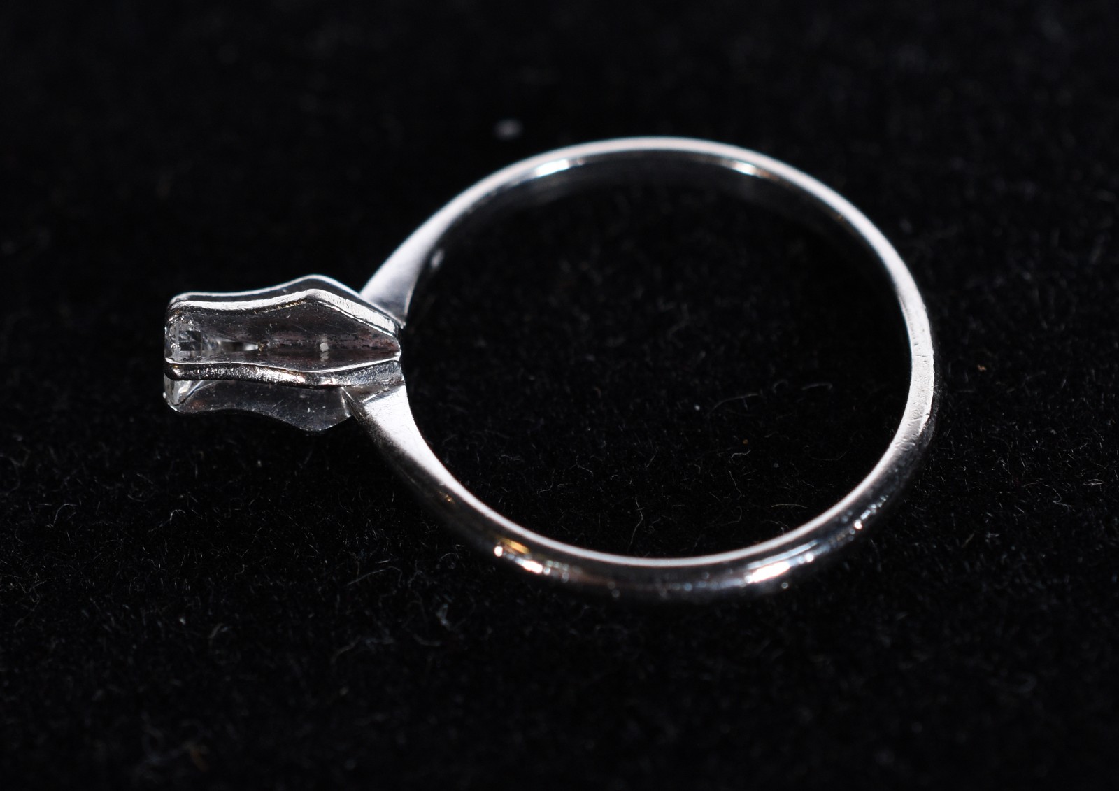 Solitário de ouro branco com um brilhante de 0,20 ct, aro 16 (Por... - foto 6 de 6