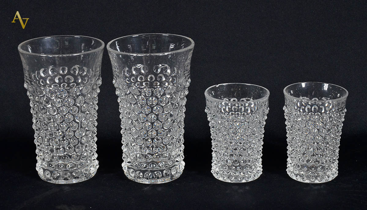 Conjunto com 22 copos decorados com bolinhas em relevo, sendo 10...
