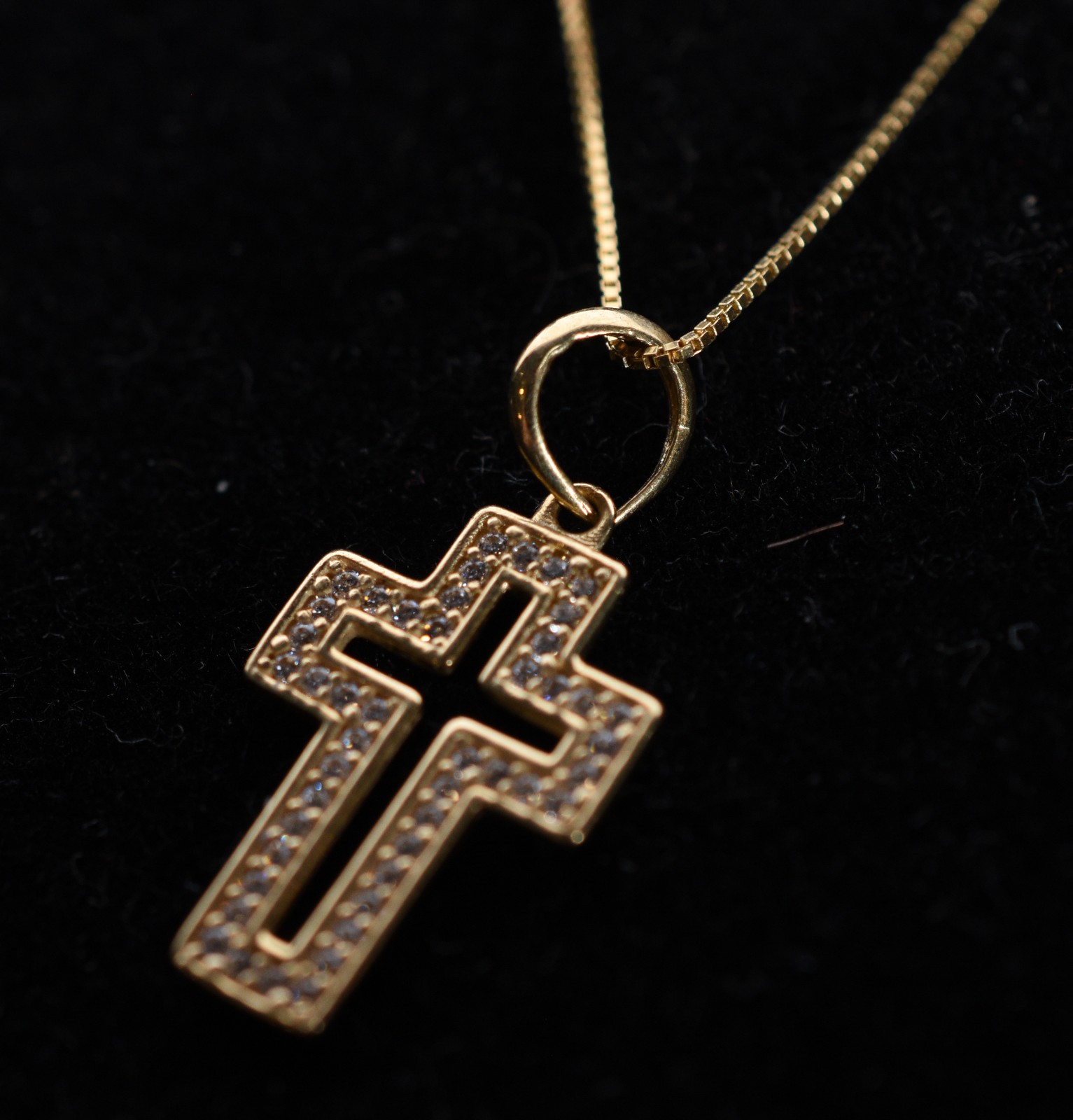 Colar de ouro 18k., contraste 750 e crucifixo com safiras brancas... - foto 1 de 4