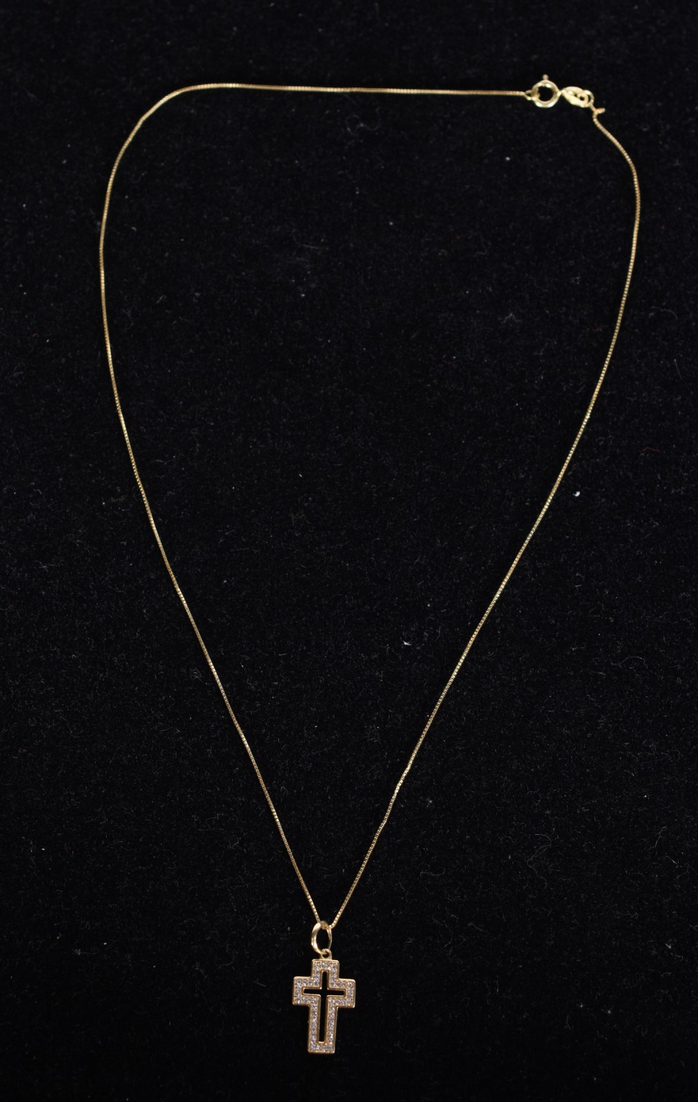 Colar de ouro 18k., contraste 750 e crucifixo com safiras brancas... - foto 2 de 4