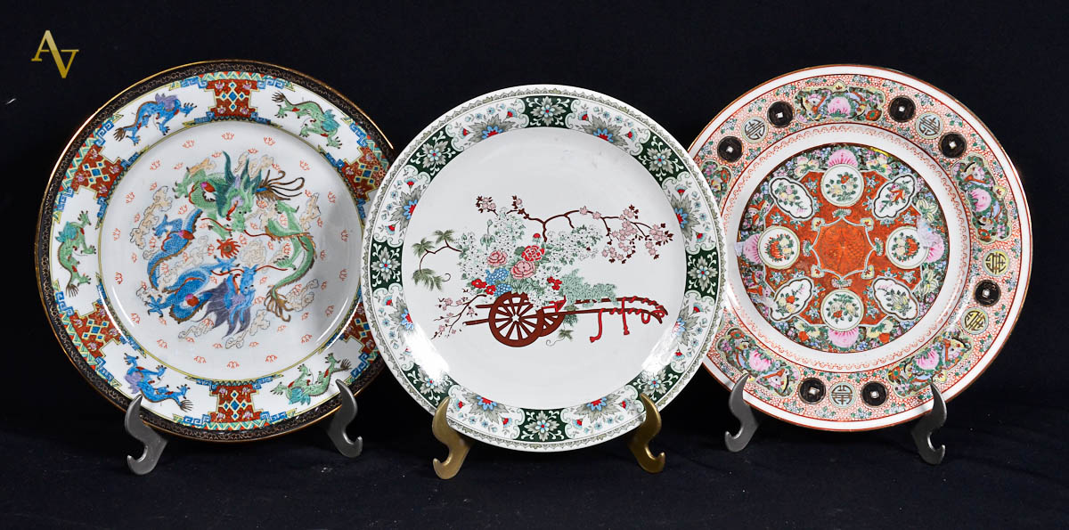Três pratos decorativos em porcelana oriental policromada. Diam. 26 e...