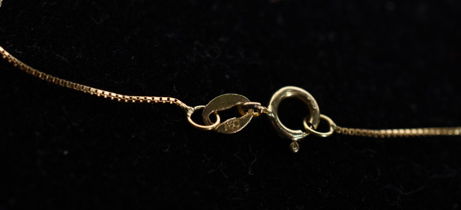 Colar de ouro 18k., contraste 750 e crucifixo com safiras brancas... - foto 4 de 4
