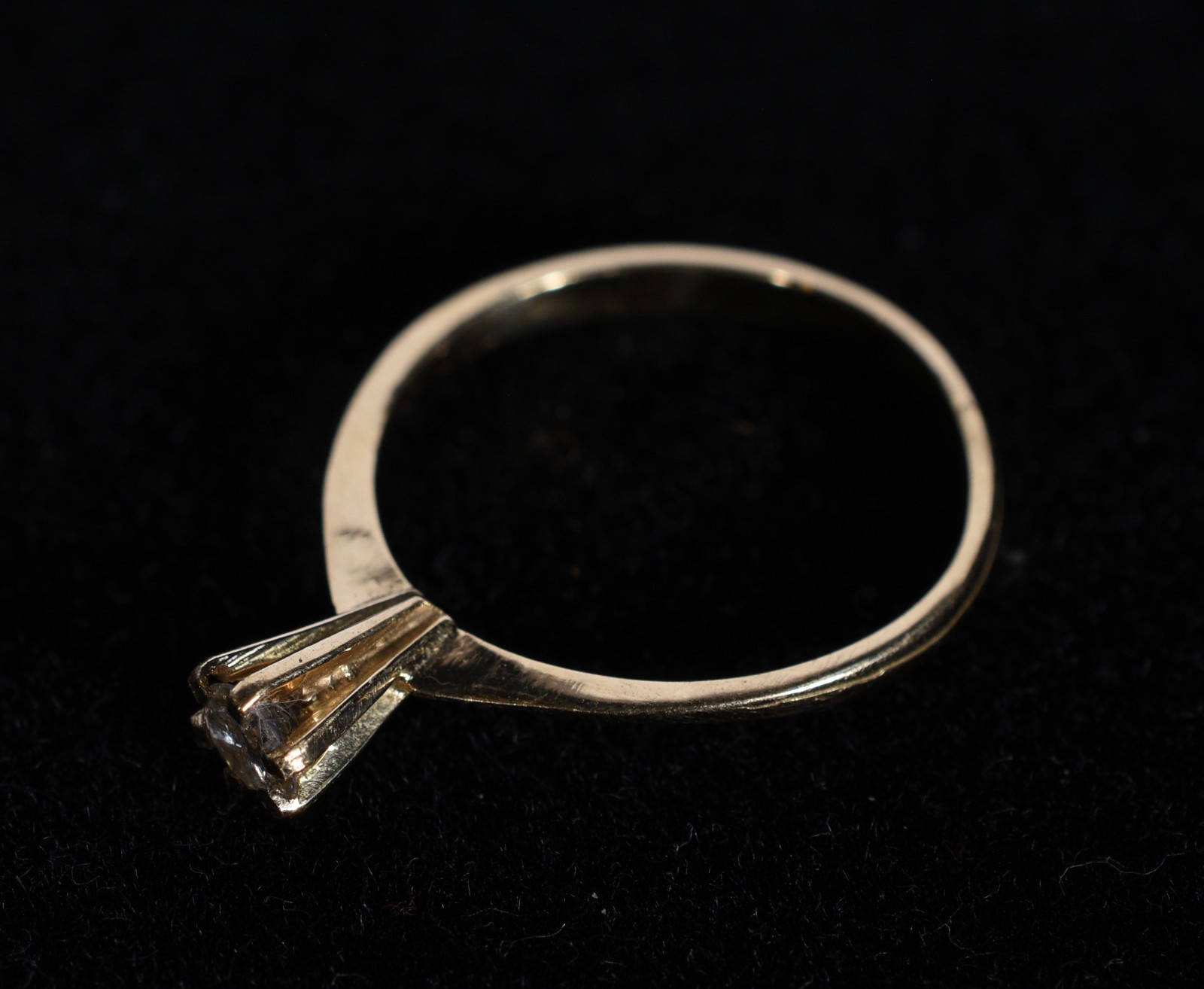 Solitário de ouro 18k., contraste 750 com um brilhante de 0,18 ct... - foto 1 de 5