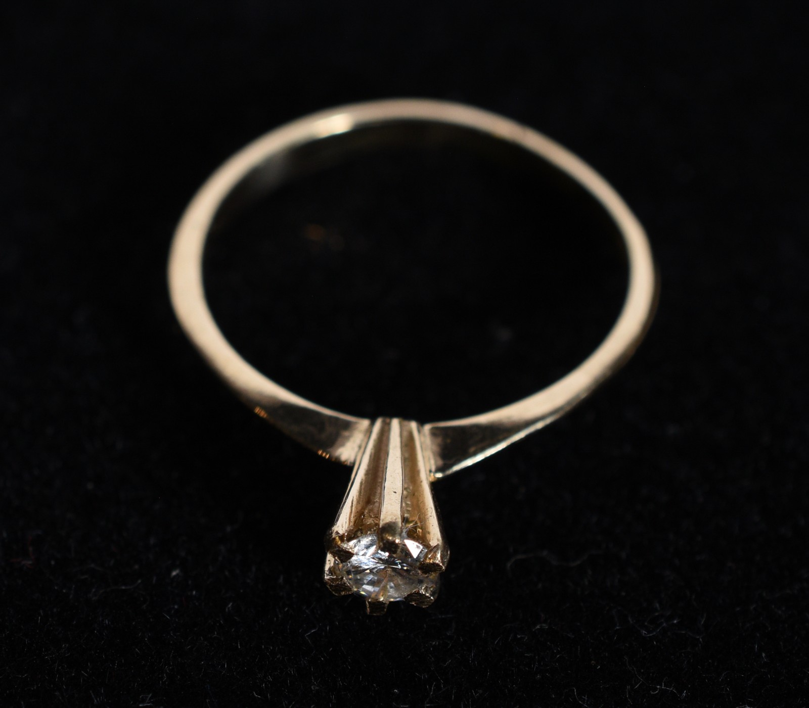 Solitário de ouro 18k., contraste 750 com um brilhante de 0,18 ct... - foto 2 de 5