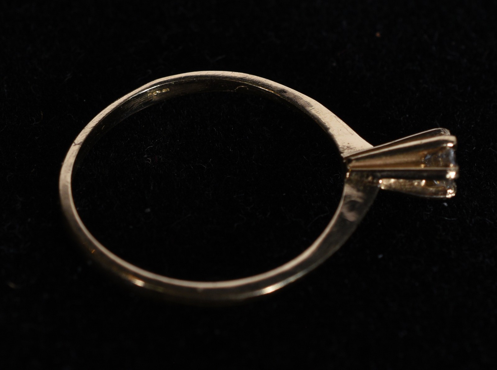 Solitário de ouro 18k., contraste 750 com um brilhante de 0,18 ct... - foto 3 de 5