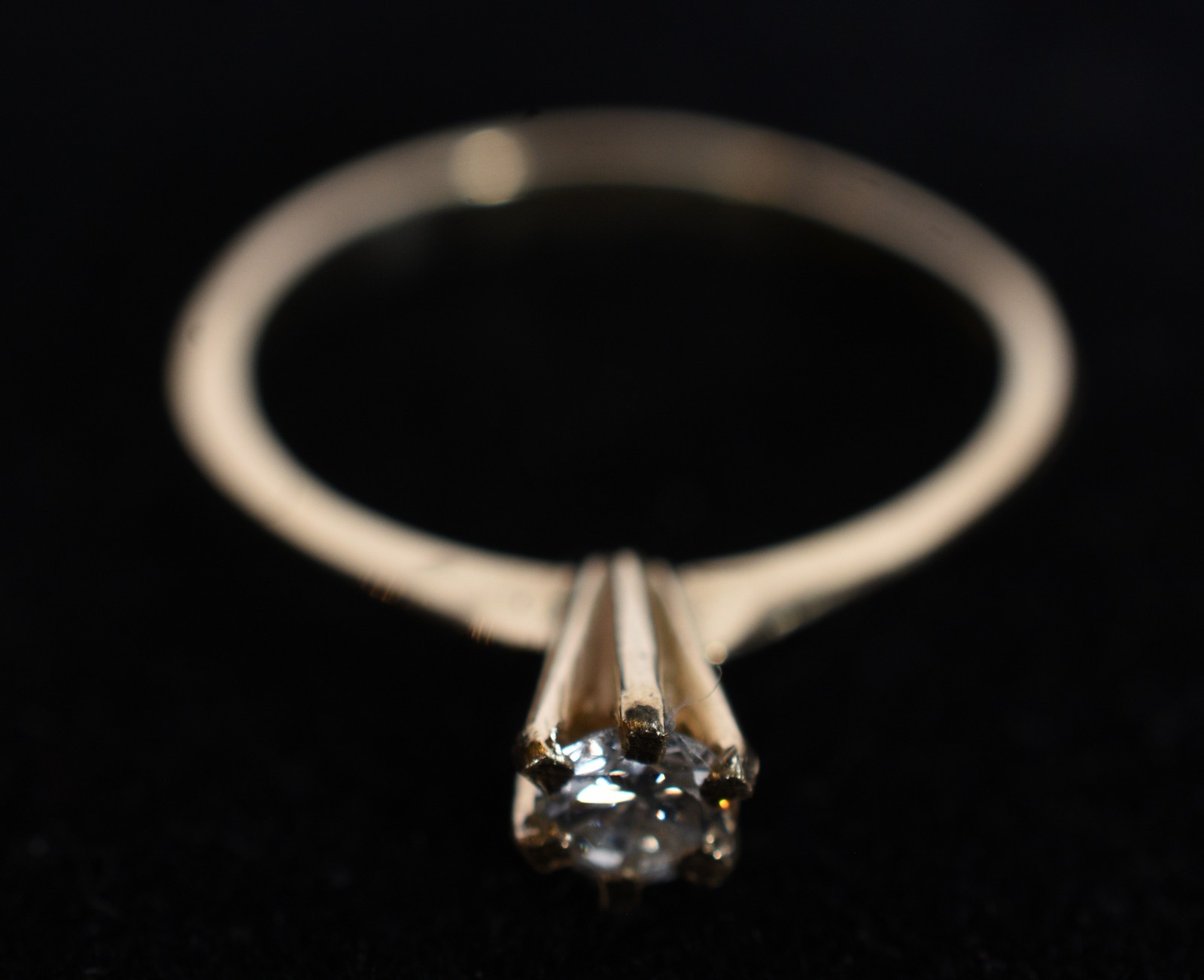 Solitário de ouro 18k., contraste 750 com um brilhante de 0,18 ct... - foto 4 de 5