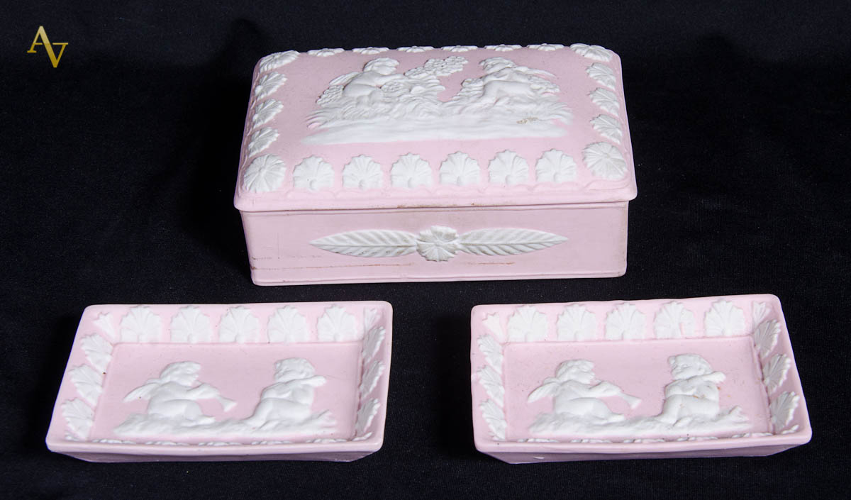 Tres peças de porcelana ao gosto wedgwood na cor rosa c/ anjos em...