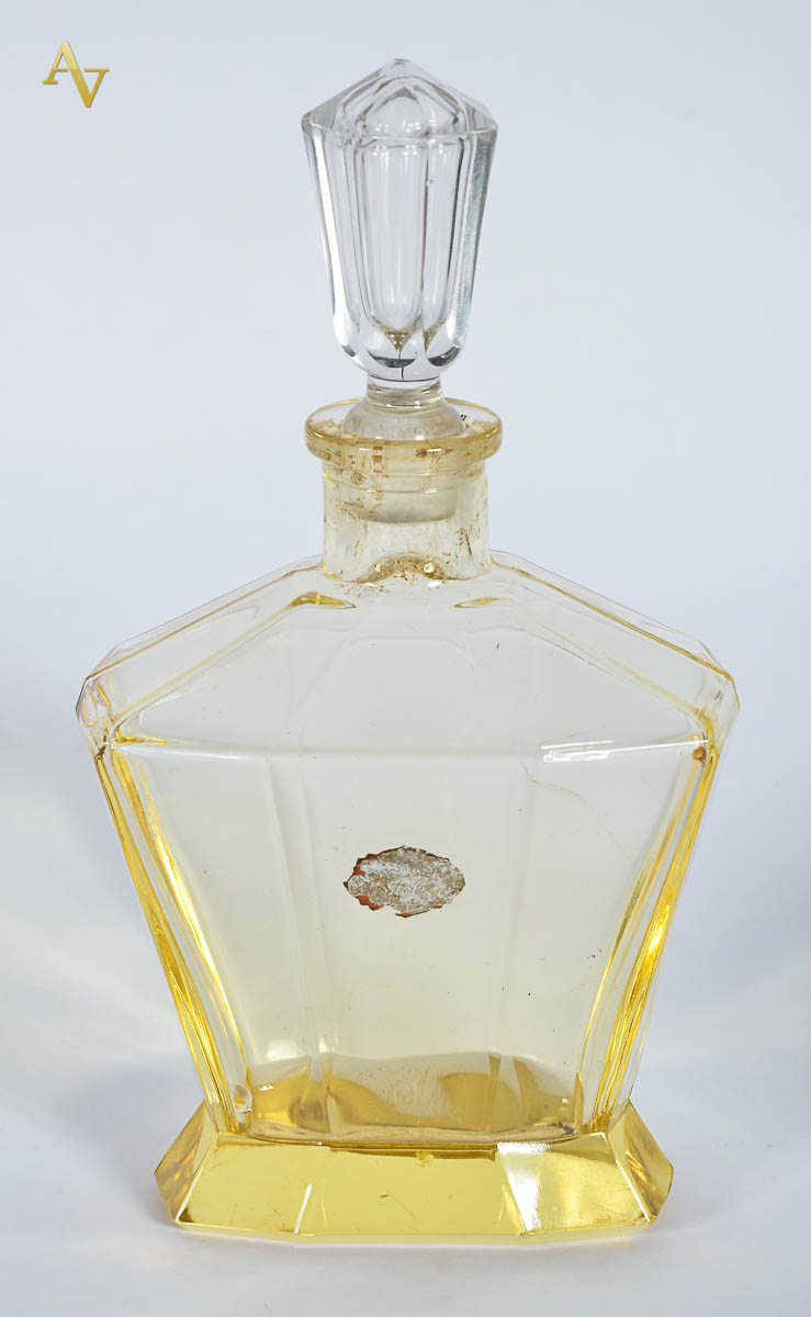 Perfumeiro de cristal na cor amarela. Alt. 26 cm.