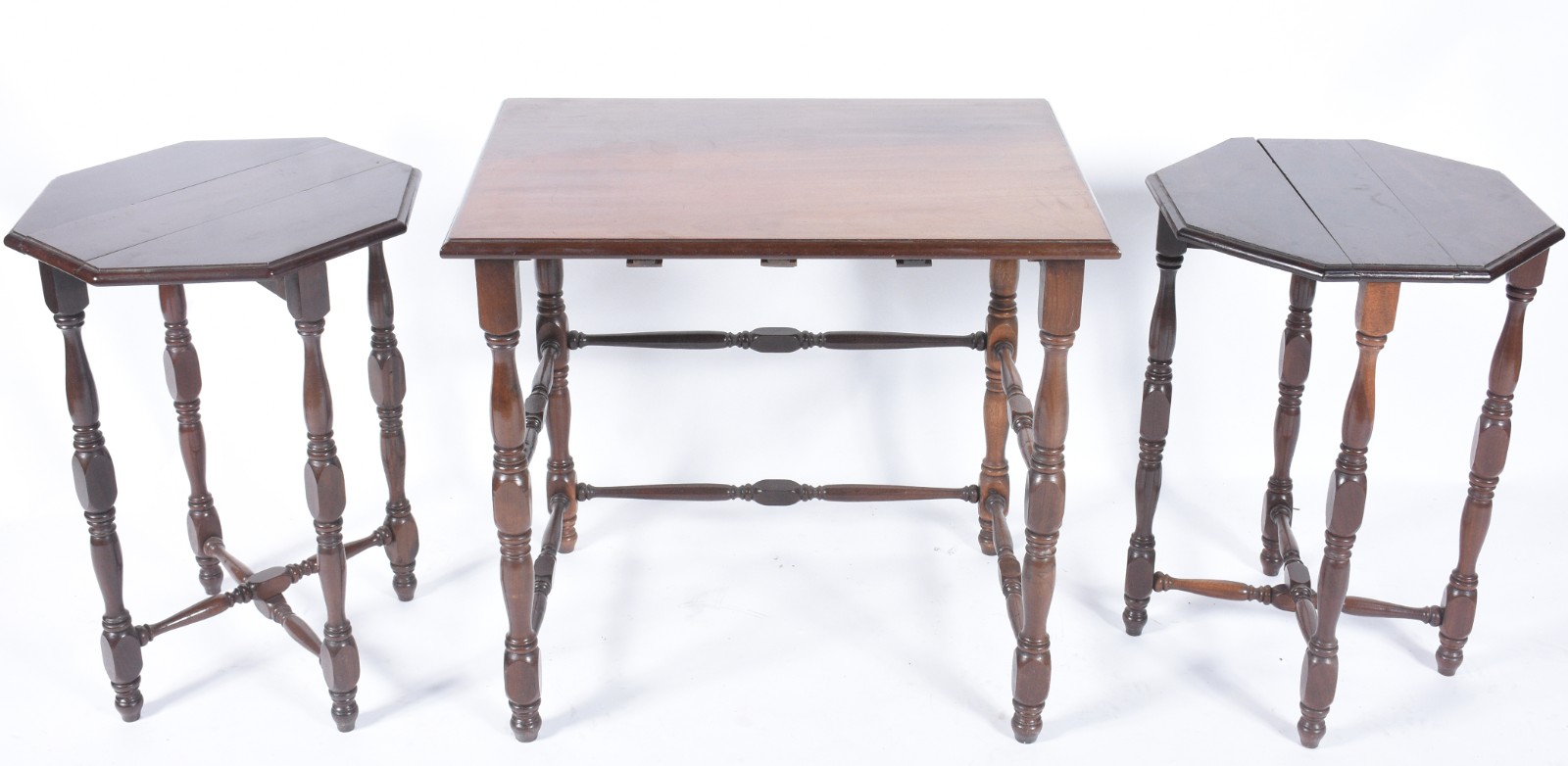 Mesa ninho de madeira nobre, sendo uma retangular e duas menores de... - foto 2 de 10