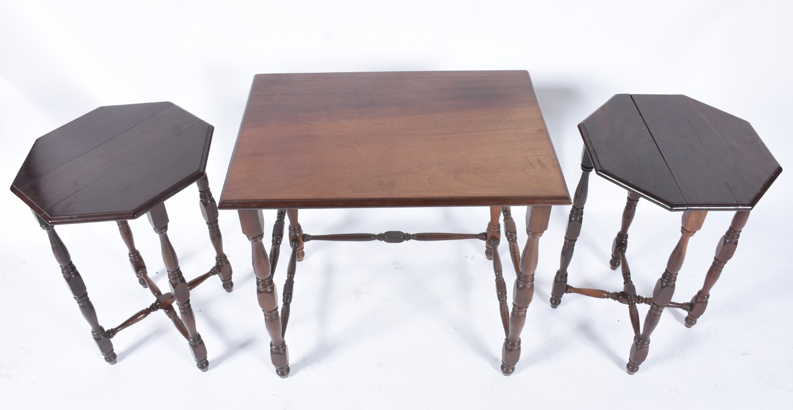 Mesa ninho de madeira nobre, sendo uma retangular e duas menores de... - foto 5 de 10