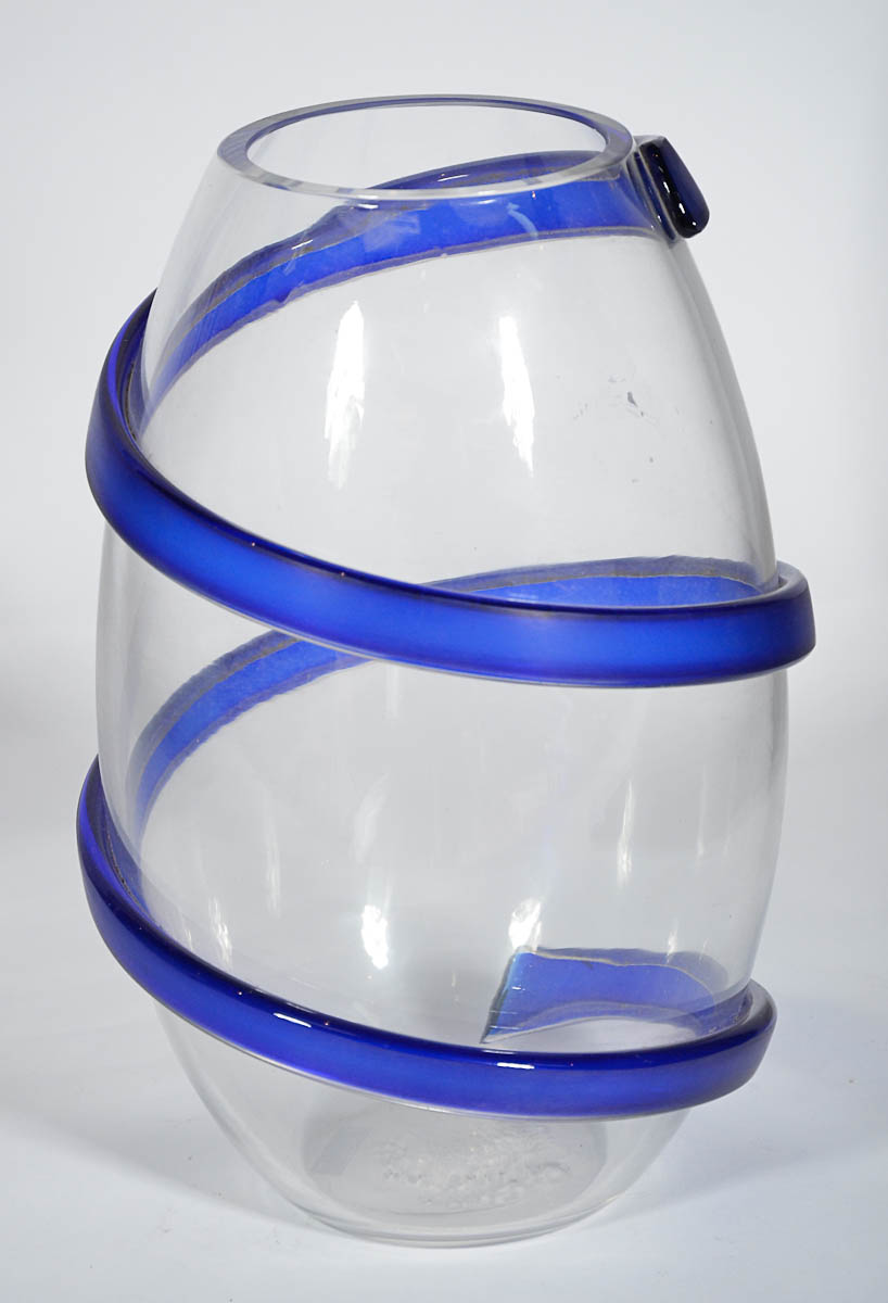 Vaso de murano c/ detalhes em azul. Alt. 27 cm.