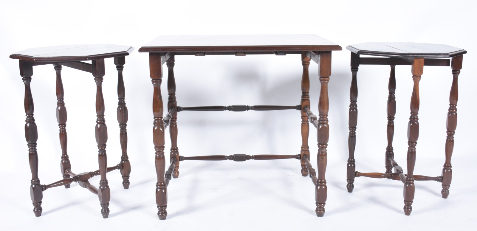 Mesa ninho de madeira nobre, sendo uma retangular e duas menores de... - foto 6 de 10