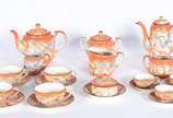 Serviço de porcelana oriental para chá e café c... - Serviço de porcelana oriental para chá e café composto de: 4 xícaras com pires (uma com fio de cabelo, 3 xícaras de café com pires,2 bules, 2 le...