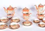 Serviço de porcelana oriental para chá e café c... - Serviço de porcelana oriental para chá e café composto de: 4 xícaras com pires (uma com fio de cabelo, 3 xícaras de café com pires,2 bules, 2 le...