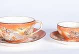 Serviço de porcelana oriental para chá e café c... - Serviço de porcelana oriental para chá e café composto de: 4 xícaras com pires (uma com fio de cabelo, 3 xícaras de café com pires,2 bules, 2 le...