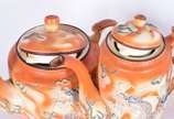 Serviço de porcelana oriental para chá e café c... - Serviço de porcelana oriental para chá e café composto de: 4 xícaras com pires (uma com fio de cabelo, 3 xícaras de café com pires,2 bules, 2 le...