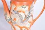Serviço de porcelana oriental para chá e café c... - Serviço de porcelana oriental para chá e café composto de: 4 xícaras com pires (uma com fio de cabelo, 3 xícaras de café com pires,2 bules, 2 le...