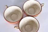 Serviço de porcelana oriental para chá e café c... - Serviço de porcelana oriental para chá e café composto de: 4 xícaras com pires (uma com fio de cabelo, 3 xícaras de café com pires,2 bules, 2 le...