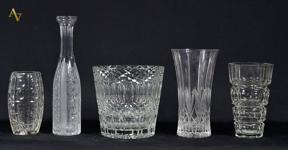 Diversas peças de demi-cristal, sendo 3 vasos ( alts. 18,20,25) e 1...