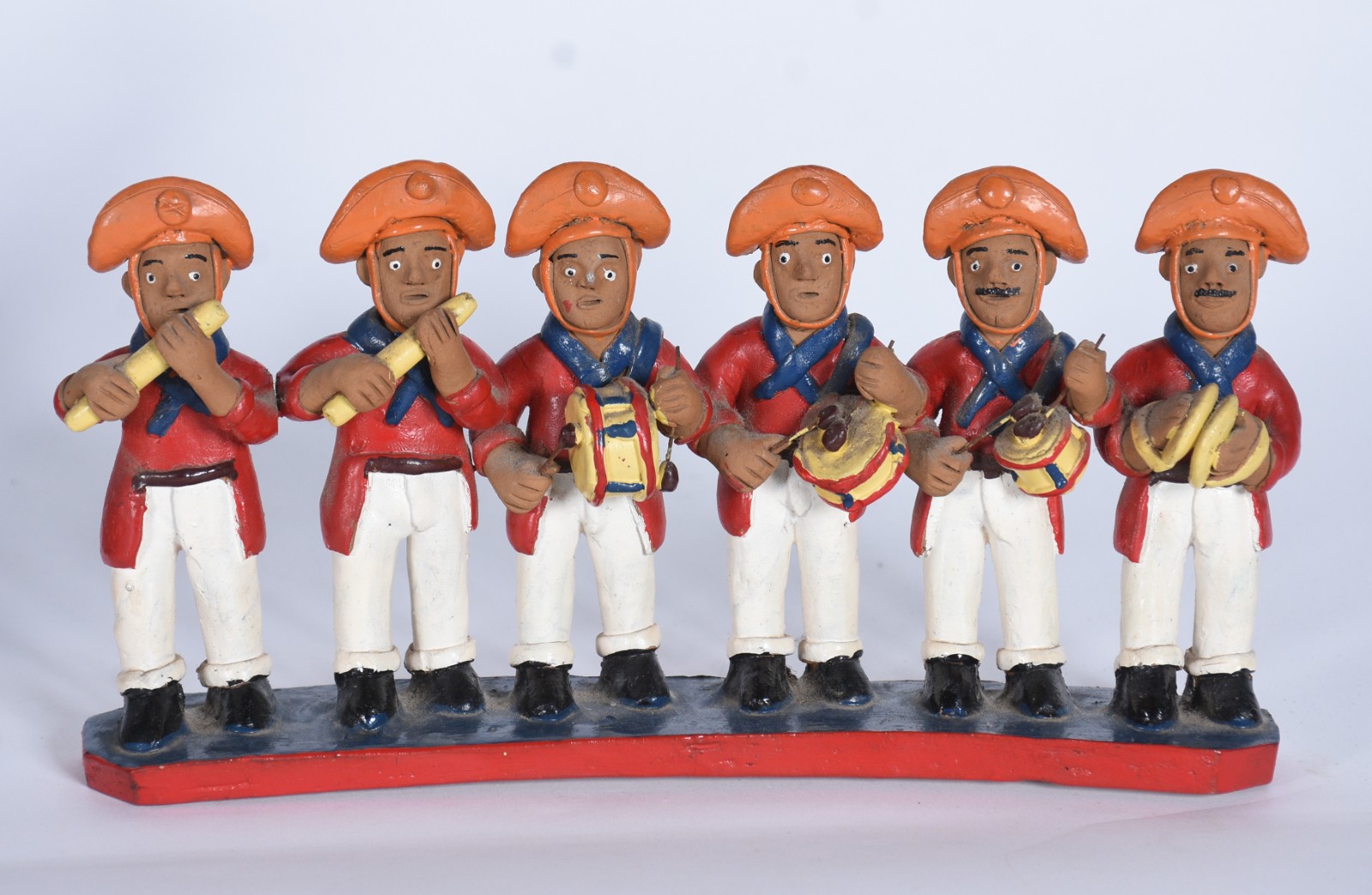 Diversas peças de barro cozido composto de: banda de músicos e... - foto 2 de 11