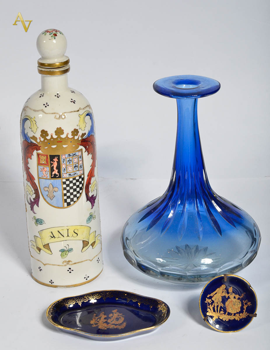 Quatro peças diversas, sendo um vaso de cristal na cor azul (alt. 20...