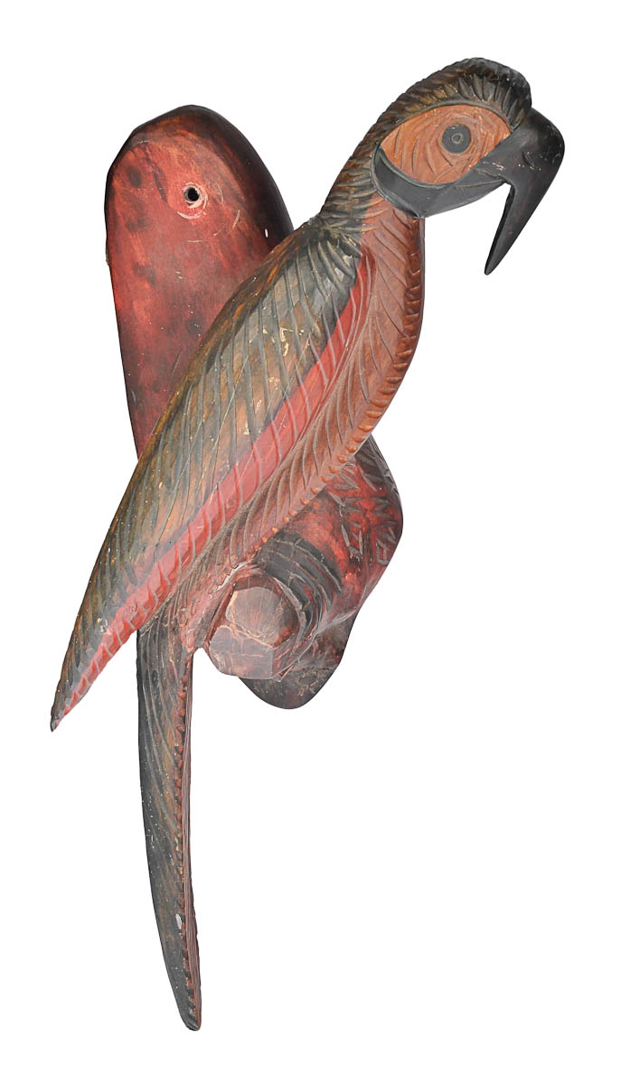 Arara de madeira entalhada. Comp. 1,04 m.