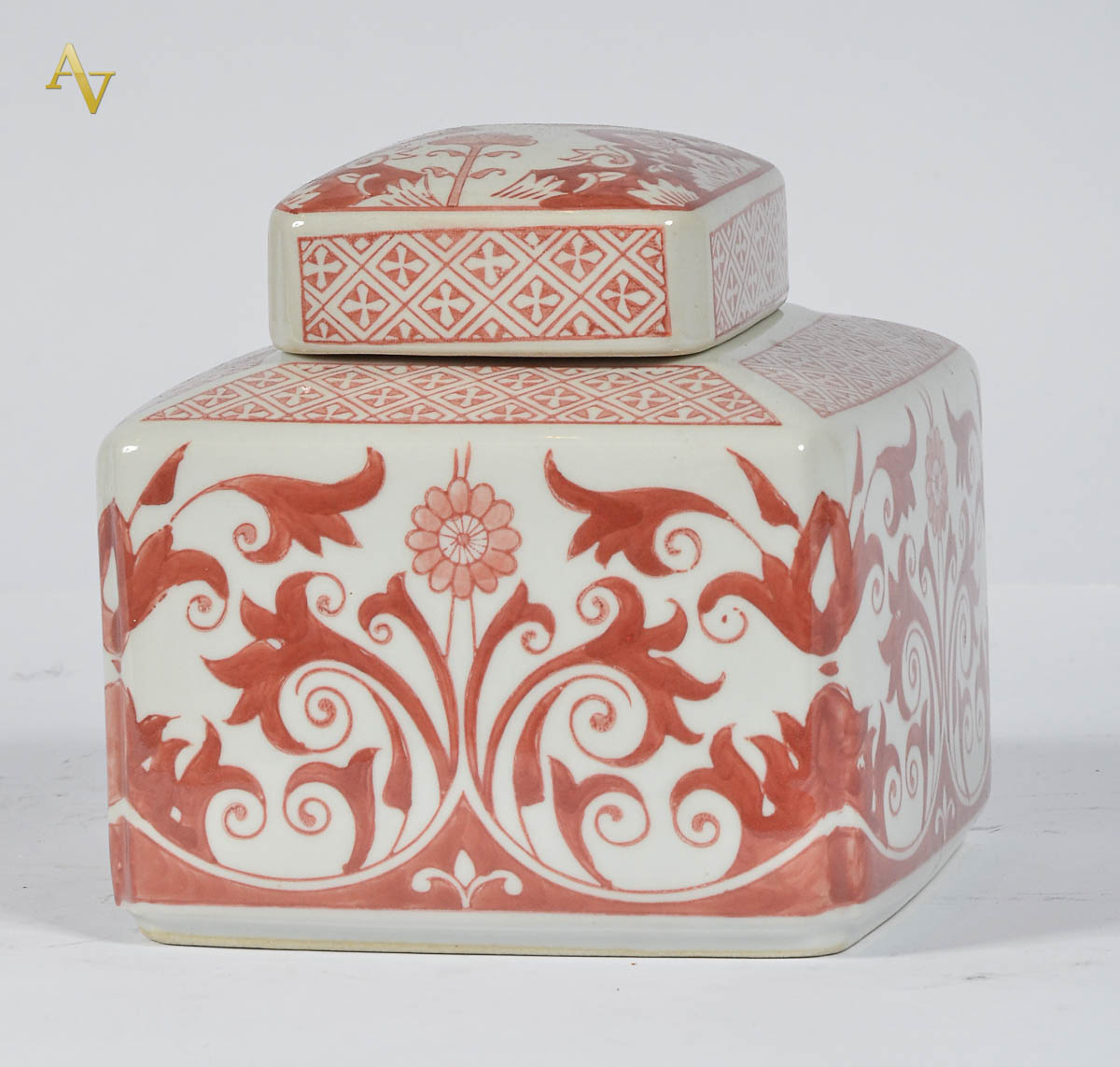 Potiche de porcelana chinesa na cor coral. Alt. 16 cm - med. 15 x 15...