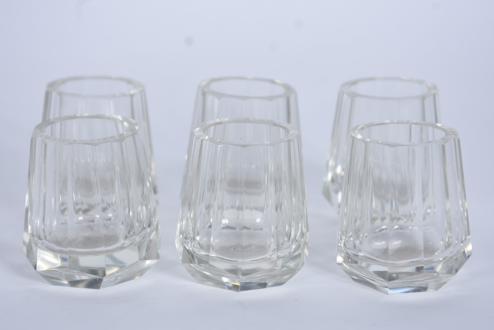 Conjunto Art Deco com licoreira e seis copinhos de cristal facetado. - foto 4 de 5